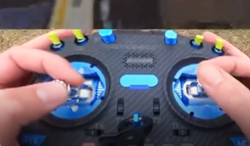 Die FPV-Drohne fliegt auf spektakuläre Weise im Auto.