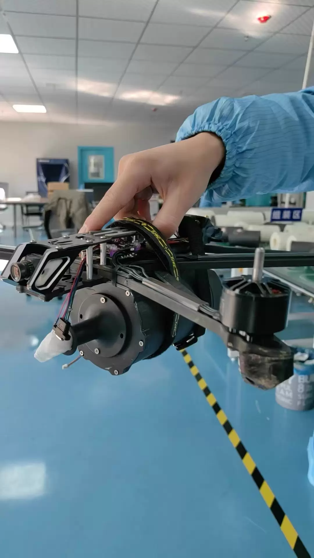 Drohnen, ausgestattet mit Glasfaserspulen für Reichweiten von 3 km, 5 km, 10 km, 15 km, 20 km, 30 km und 40 km.