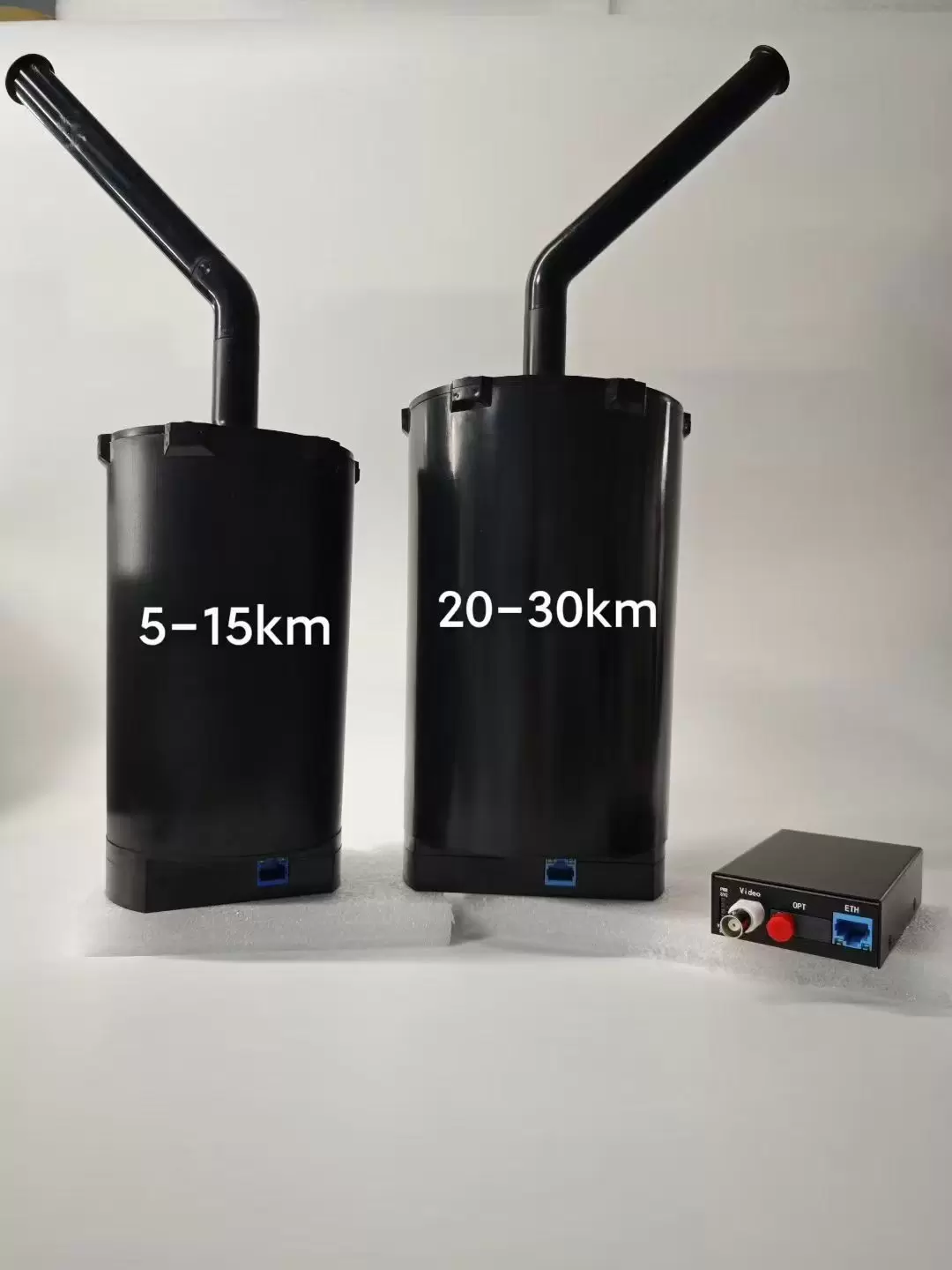 Drohnen, ausgestattet mit Glasfaserspulen für Reichweiten von 3 km, 5 km, 10 km, 15 km, 20 km, 30 km und 40 km.