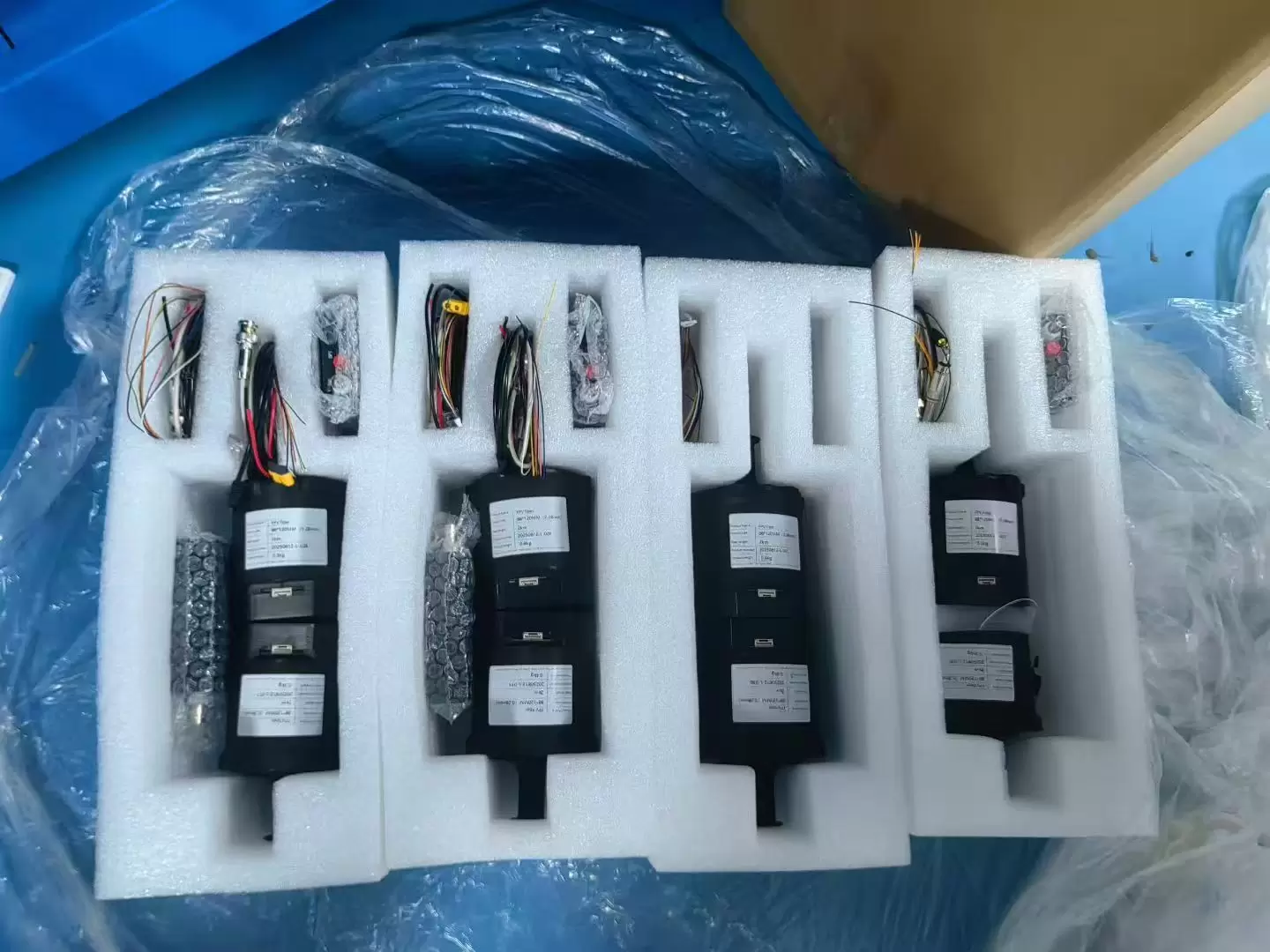 Drohnen, ausgestattet mit Glasfaserspulen für Reichweiten von 3 km, 5 km, 10 km, 15 km, 20 km, 30 km und 40 km.