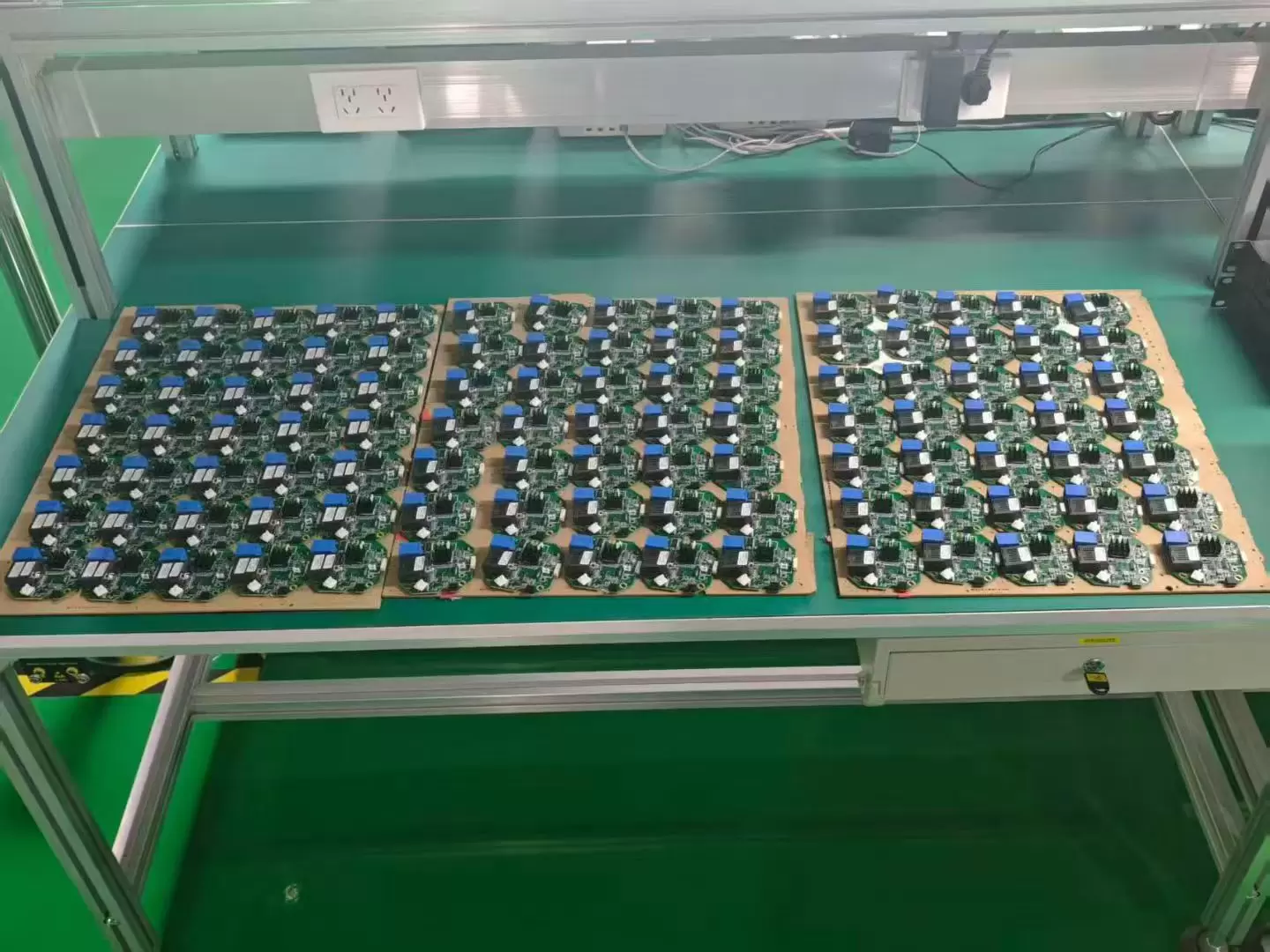 Drohnen, ausgestattet mit Glasfaserspulen für Reichweiten von 3 km, 5 km, 10 km, 15 km, 20 km, 30 km und 40 km.