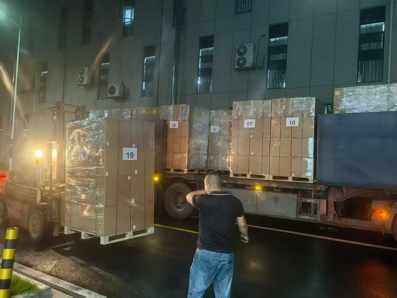 Drohnen, ausgestattet mit Glasfaserspulen für Reichweiten von 3 km, 5 km, 10 km, 15 km, 20 km, 30 km und 40 km.